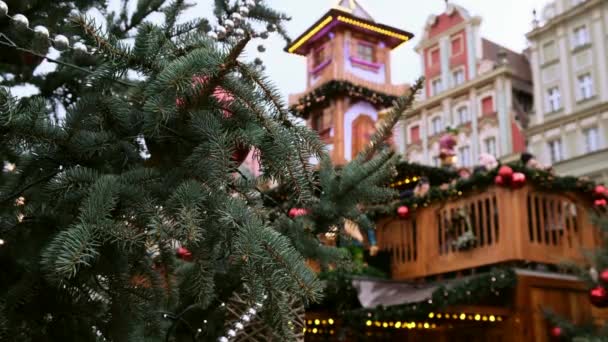 Árbol de Año Nuevo natural decorado en una feria navideña festiva en la plaza de la ciudad vieja. — Vídeo de stock