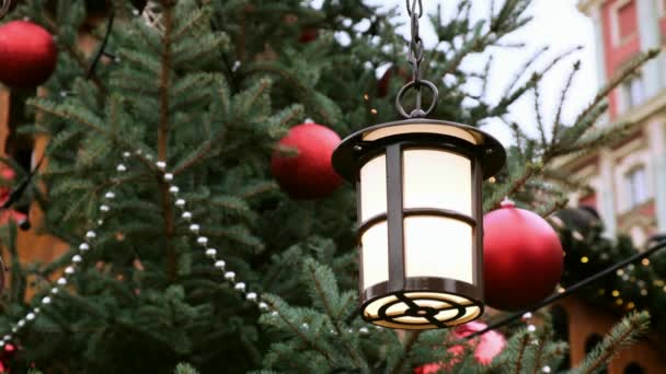 Geschmückter natürlicher Neujahrsbaum auf festlichem Weihnachtsmarkt auf dem Altstadtplatz. — Stockvideo