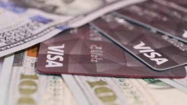 100 Dolarlık Amerikan Banknotları ve Kredi Kartları Vizesi Dönen Masada.