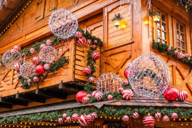 Tahta Retro Restoran Binası Yapay Ağaç Dekorasyonlu Çelenk ve Kış Günü 'nde Kırmızı ve Beyaz Noel Baloları. 