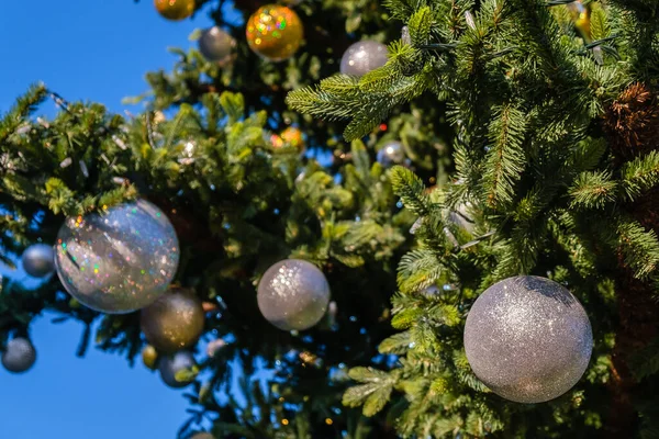 Goud Wit Nieuwjaar Decoraties Bloemenslinger Een Takken Van Nep Kerstboom — Stockfoto