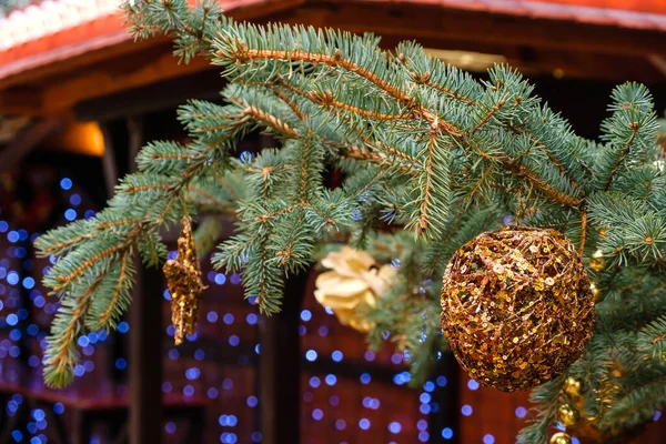 Gouden Kerstbal Bloemenslinger Hangend Aan Een Tak Van Nieuwjaarsboom Stadsbeurs — Stockfoto