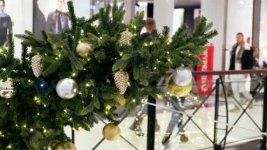 Noel süslü Magnolia Park Sopping Mall. İnsanlar alışveriş merkezinde yürürler, yeni yıl alışverişi yaparlar.,.