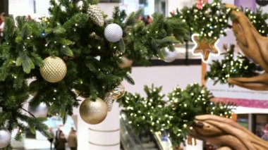 Sopping Mall 'ın Noel süslerinin kapanışı. Kalabalık Yürüyen insanlar