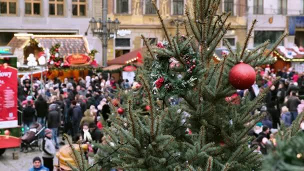 Vánoční Dekorace Přírodní Novoroční Stromeček Slavnostním Veletrhu Centru Města Selektivní — Stock video