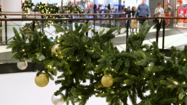 Kerstversiering Kunstmatige Nieuwjaarsboom Feestelijk Ingericht Winkelcentrum Wazig Mensen Lopen Verkoop — Stockvideo