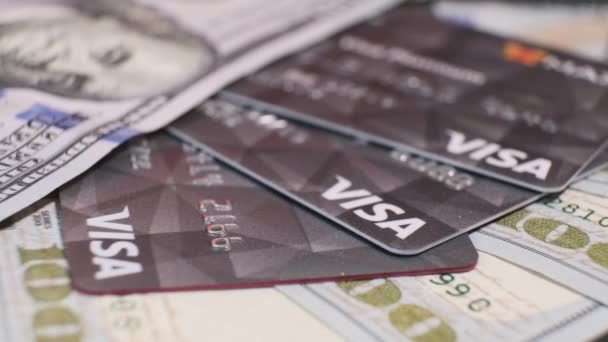 Billetes Americanos 100 Dólares Tarjetas Crédito Plásticas Negras Visa Mesa — Vídeos de Stock