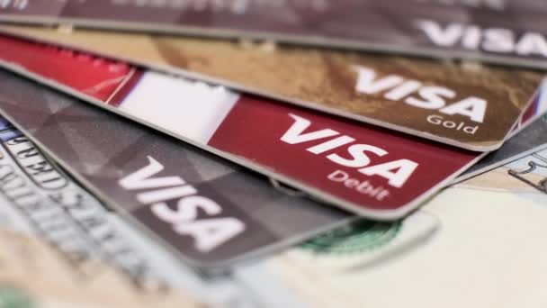 Αμερικάνικα Τραπεζογραμμάτια Των 100 Δολαρίων Και Μαύρες Πλαστικές Πιστωτικές Κάρτες — Αρχείο Βίντεο