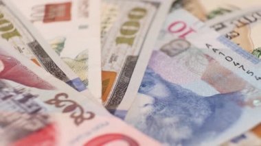 100 Dolarlık Amerikan Banknotları Grubu ve Gürcistan Larisi Dönen Masa 'da. Yakın plan, Alanın Sığ Derinliği.