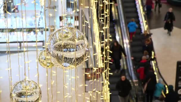 Weihnachtsdekoration Einkaufszentrum Menschen Auf Der Rolltreppe Festlich Dekorierten Geschäftszentrum Tätigen — Stockvideo