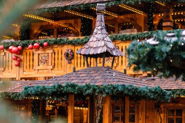 Suni firavun ağacının süslendiği ahşap Retro Restoran Binası Aydınlatma çelengi ve kışın birçok Kızıl Noel Balosu. Kar yok.. 