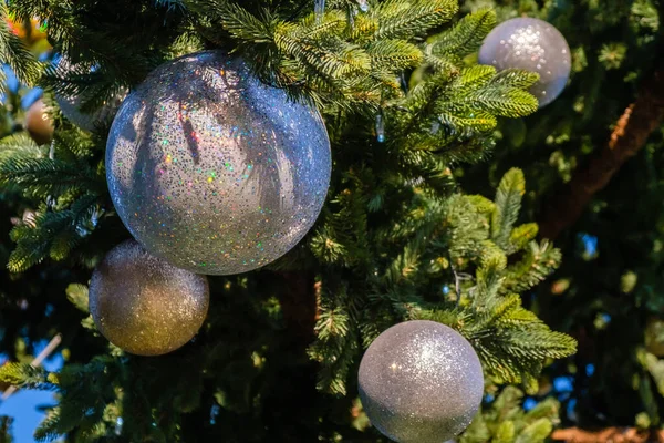 Close Van Vele Witte Nieuwjaarsballen Slinger Een Takken Van Kunstmatige — Stockfoto