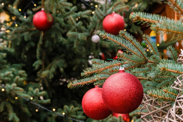 Kerstkaart Sluiten Van Red New Year Ballen Bloemenslinger Een Takken — Stockfoto