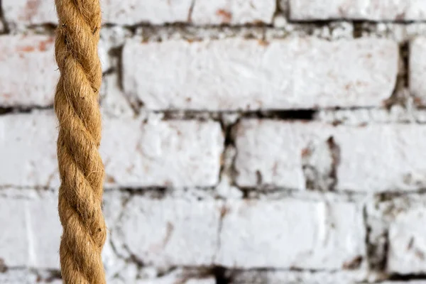 Cuerda Trenzada Áspera Contra Fondo Una Pared Ladrillo Blanco Lujoso — Foto de Stock