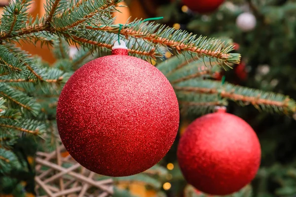 Cartão Natal Closeup Duas Bolas Ano Novo Vermelho Ramo Árvore — Fotografia de Stock