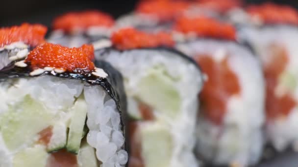 Набір Sushi Rolls Тунцем Лососем Огірком Авокадо Обертовому Столі Чорному — стокове відео