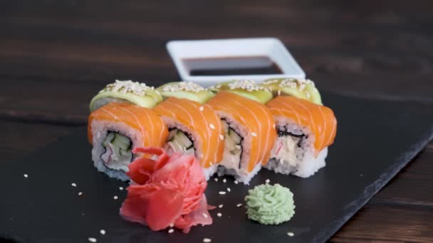 아보카도와 수시롤 Sushi Rolls 세트와 백지에 뿌린다 음식점에서 제공되는 — 비디오