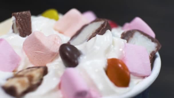 Närbild Söt Dessert Med Grädde Och Marshmallows Ett Roterande Bord — Stockvideo