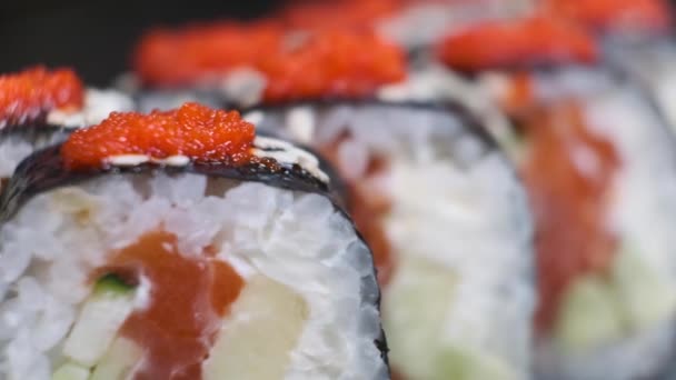 Набір Sushi Rolls Тунцем Лососем Огірком Авокадо Обертовому Столі Чорному — стокове відео