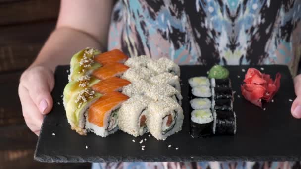 Kobieta Kelnerka Pokazać Tacę Sushi Zestaw Tuńczykiem Łosoś Ogórek Awokado — Wideo stockowe