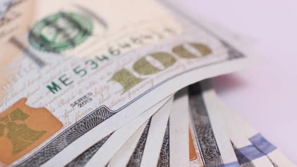 Viele Amerikanische Banknoten 100 Dollar Auf Einem Rotierenden Tisch Nahaufnahme — Stockvideo