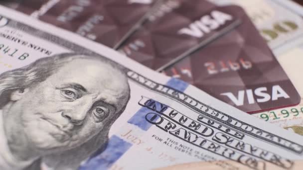 Amerikai 100 Dolláros Bankjegyek Fekete Műanyag Hitelkártyák Visa Forgóasztalon Closeup — Stock videók