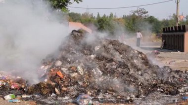 Şehirdeki bir çöplükte çöp yakmak..