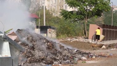 Şehirdeki bir çöplükte çöp yakmak..