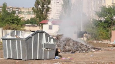Şehirdeki bir çöplükte çöp yakmak..