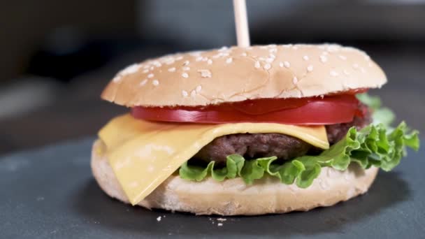 Rotating Burger Beef Cheese Tomato Salad Leaf White Bun Close — Stock Video