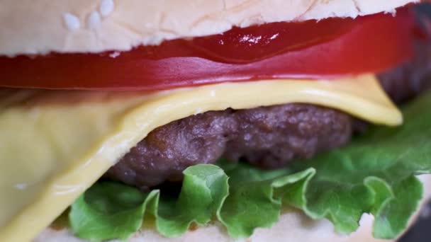 Hamburguesa Giratoria Con Carne Res Queso Tomate Ensalada Pan Blanco — Vídeos de Stock