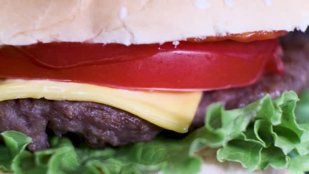 Περιστρεφόμενο Burger Μοσχάρι Τυρί Ντομάτα Φύλλο Σαλάτας Λευκό Κουλούρι Κοντινό — Αρχείο Βίντεο