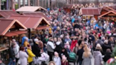 Bulanık odaklı görüntü. Bir Noel panayırında, kış günü, şehrin şenlikli bir sokağında bir sürü insan. Yukarıdan Hava Görünümü.