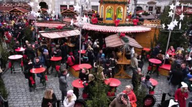 Wroclaw, POLAND - Aralık 2019. Kış günü Central City Meydanı 'ndaki süslü bir Noel panayırında bir kafede sıcak şarap içen bir grup insan. Yukarıdan Hava Görünümü.