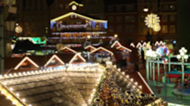 Mensen Rusten Wandelen Carrousel Rijden Nieuwjaarsmarkt Tussen Een Kerstverlichting Versierde — Stockvideo