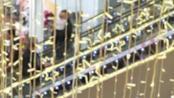 Размытые Отснятые Рождественские Украшения Торговом Центре Многие Люди Эскалаторе Празднично — стоковое видео