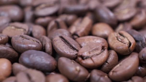 Primer Plano Granos Café Tostados Oscuros Mesa Giratoria Los Granos — Vídeo de stock