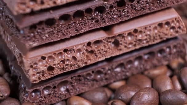 Sötét Pörkölt Kávébab Csokoládé Forgó Asztalon Aromás Kávészemek Édes Csokoládé — Stock videók
