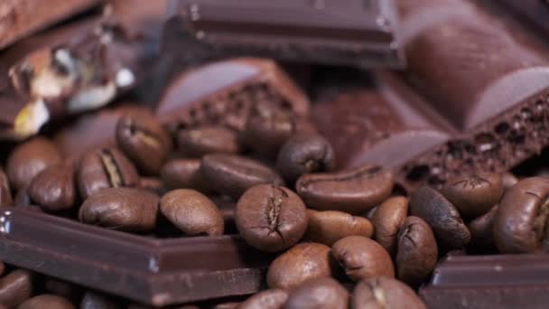 Nahaufnahme Von Dunkel Gerösteten Kaffeebohnen Und Schokolade Auf Einem Drehtisch — Stockvideo