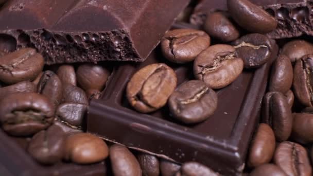 Närbild Mörkrostade Kaffebönor Och Choklad Roterande Bord Aromatiska Kaffekorn Och — Stockvideo