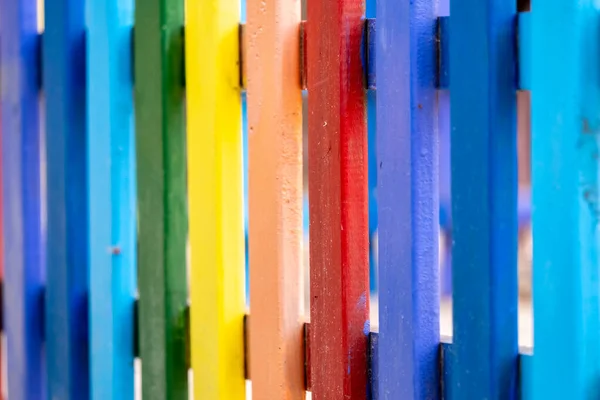 Onderdeel Van Houten Regenboog Kleurrijke Geschilderde Hek Een Zonnige Warme — Stockfoto