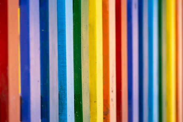 Onderdeel Van Houten Regenboog Kleurrijke Geschilderde Hek Een Zonnige Warme — Stockfoto