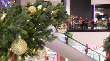 Wroclaw, POLAND - Aralık 2019. Magnolia Park Alışveriş Merkezi 'nde Noel süsleri. Yürüyen merdivendeki insanlar, süslü iş merkezlerinde, yeni yıl alışverişi yaparlar.,.