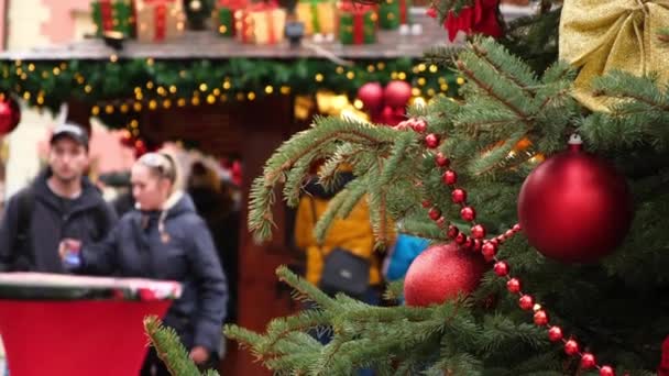 Närbild Röd Julbollar Och Krans Hängande Ett Naturligt Nyårsträd Stadsmässa — Stockvideo