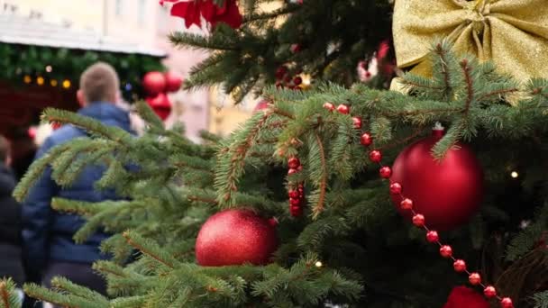 Primer Plano Una Bola Roja Navidad Guirnalda Colgando Árbol Natural — Vídeos de Stock