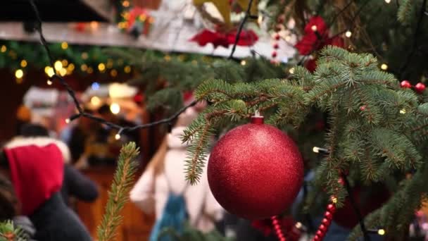 Κοντινό Πλάνο Κόκκινες Χριστουγεννιάτικες Μπάλες Και Γιρλάντες Κρεμασμένες Ένα Φυσικό — Αρχείο Βίντεο