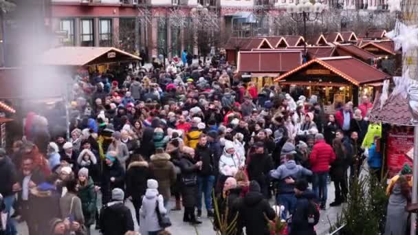 Wroclaw Poland 2019年12月 冬の日にお祝いの中心街の広場で装飾されたクリスマスフェアで人々の群衆 天望上からの眺め — ストック動画