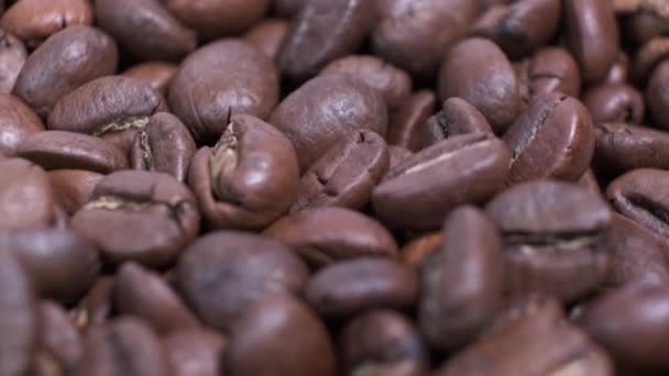 将深色烤咖啡豆放在转盘上 香浓的咖啡颗粒在转动 — 图库视频影像