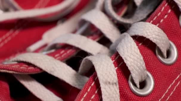 Primer Plano Las Zapatillas Deporte Usadas Rojas Converse Con Cordones — Vídeos de Stock