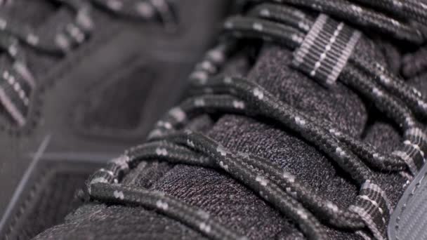 旋转的一双带鞋带的黑色跟踪靴的闭合 极限运动鞋 青年时尚概念 — 图库视频影像